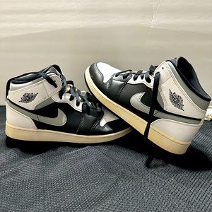 2020 Nike jordan 1. Mid White Shadow